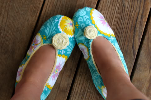 http://www.prettyprudent.com/2010/10/baby-kid/how-to-make-fabric-slippers-with-free-pattern-2/
