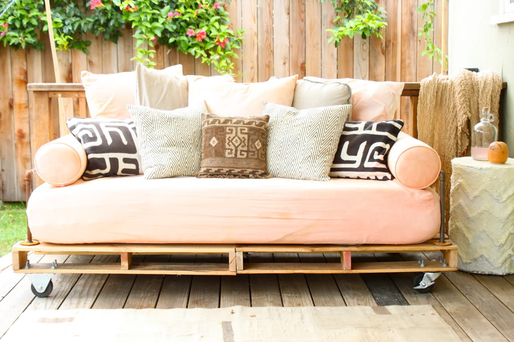 How To Build A Pallet Daybed Pretty, How To Make Cushions For Outdoor Pallet Furniture