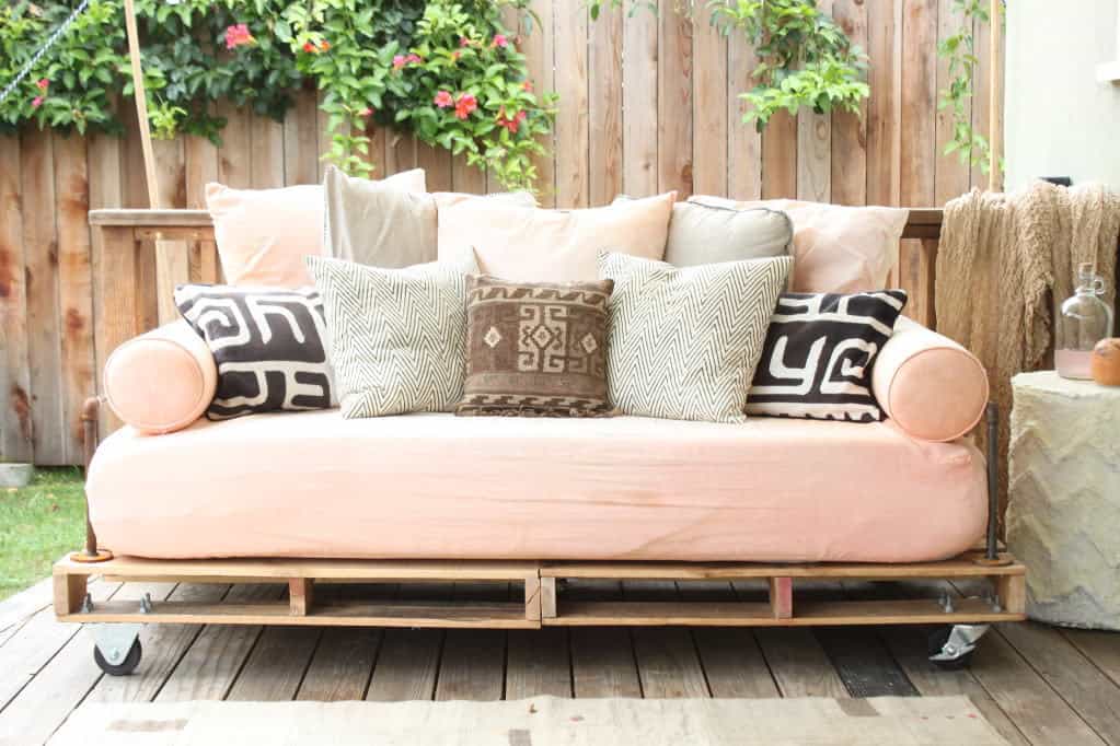 How To Build A Pallet Daybed Pretty, How To Turn A Daybed Into Sofa